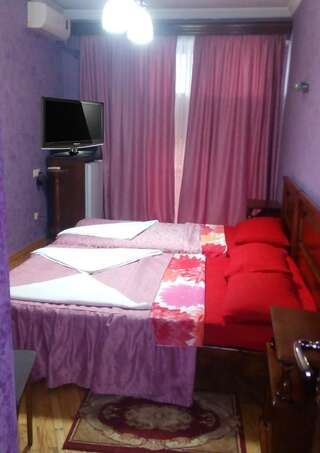 Мини-отель Hotel Buneba Батуми Трехместный номер с душем-9