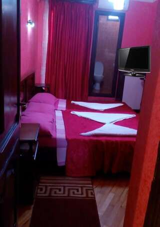 Мини-отель Hotel Buneba Батуми Трехместный номер с душем-11